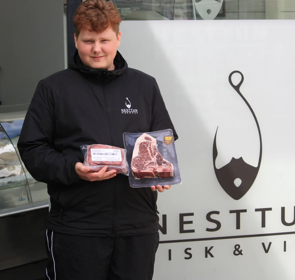 Butikksjef Sebastian ved viltdisken på Nesttun med stykninger av hjort og rein