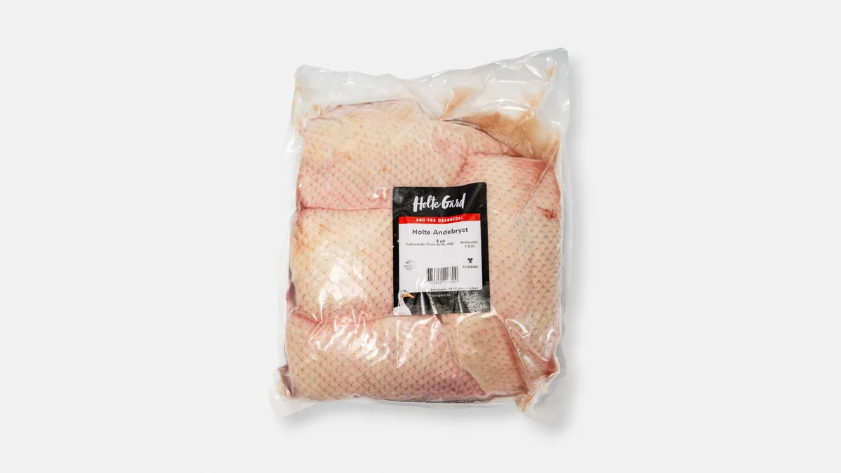 Rått andebryst med tykt hvitt lag andefett under skinnet, klart til steking