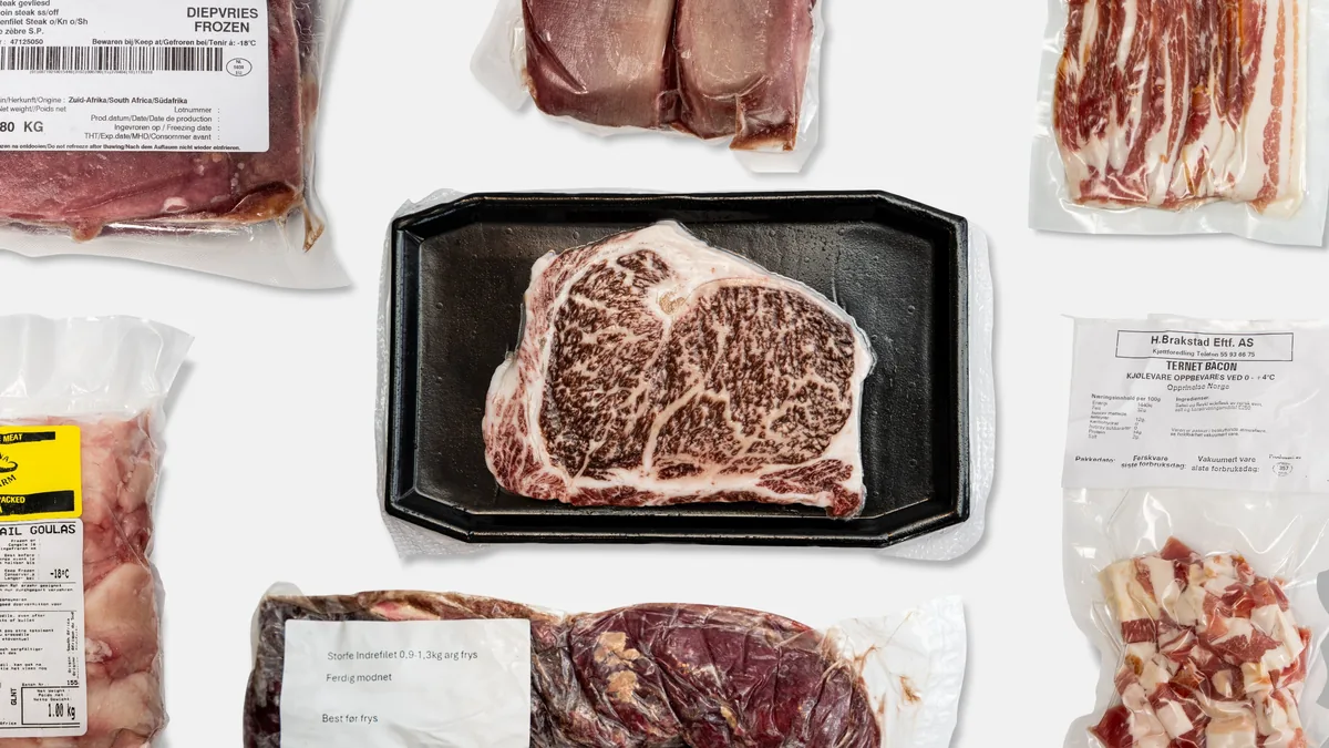 Vakuumpakket eksotisk kjøtt og vilt fra disken på Nesttun, med zebra ytrefilet, marmorert wagyu-entrecote i midten, storfe indrefilet og bacon rundt.