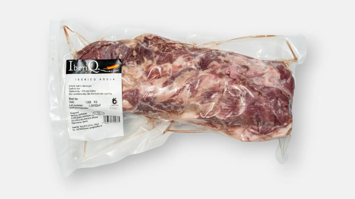 Hel iberico nakke vakuumpakket med etiketten Iberico Aguja, marmorert rødt svinekjøtt fra disken på Nesttun