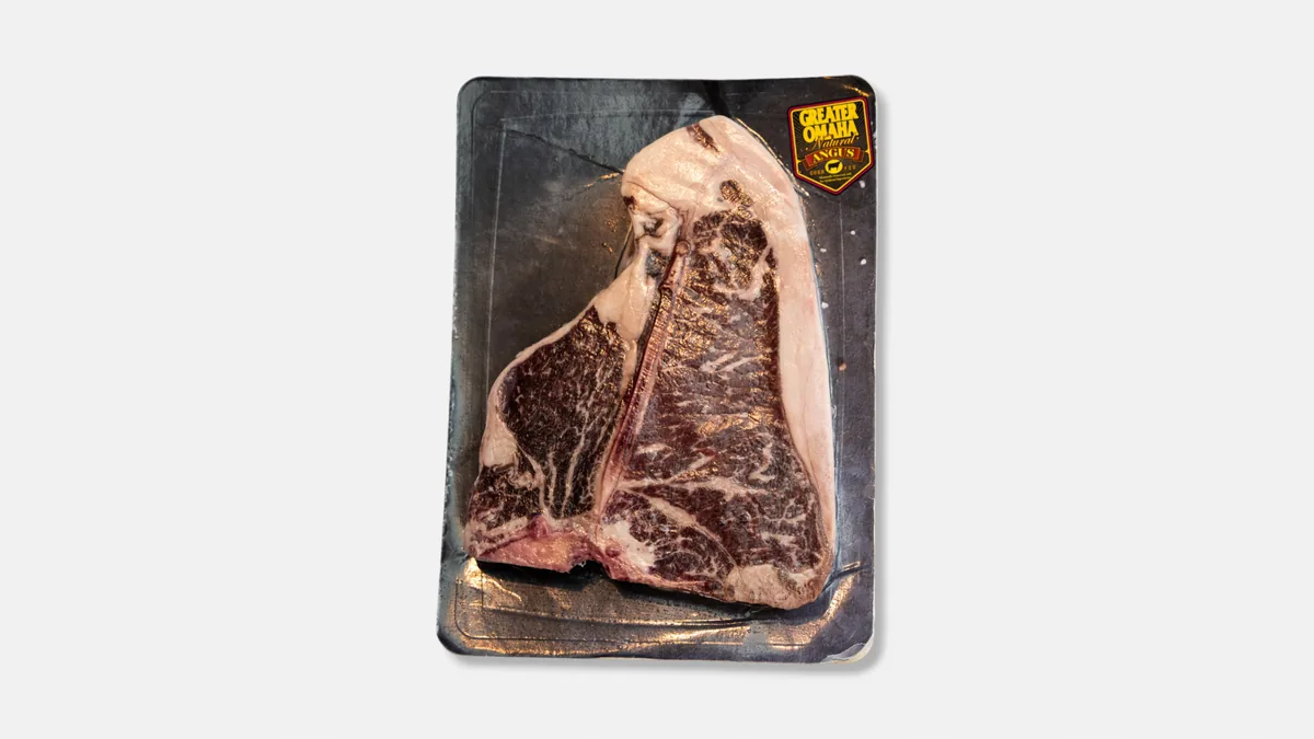 Rå T-bone av storfe med ytrefilet og indrefilet på hver side av beinet, fra disken på Nesttun