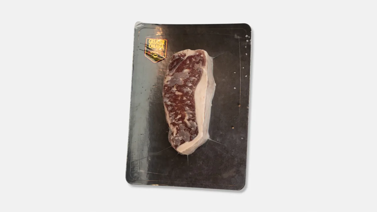 Ytrefilet av storfe, også kalt striploin, med den hvite fettkappen langs den ene kanten, fra kjøttdisken på Nesttun
