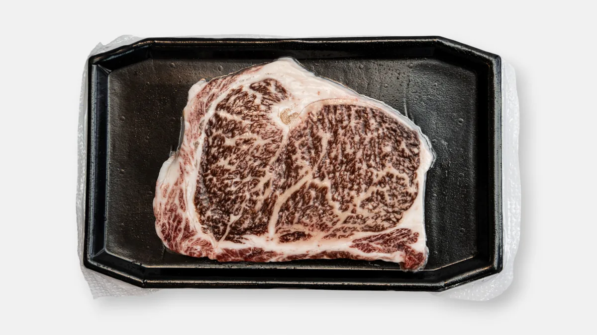 Marmorert wagyu A5 entrecôte skåret i skiver i kjøttdisken hos Nesttun Fisk og Vilt i Bergen